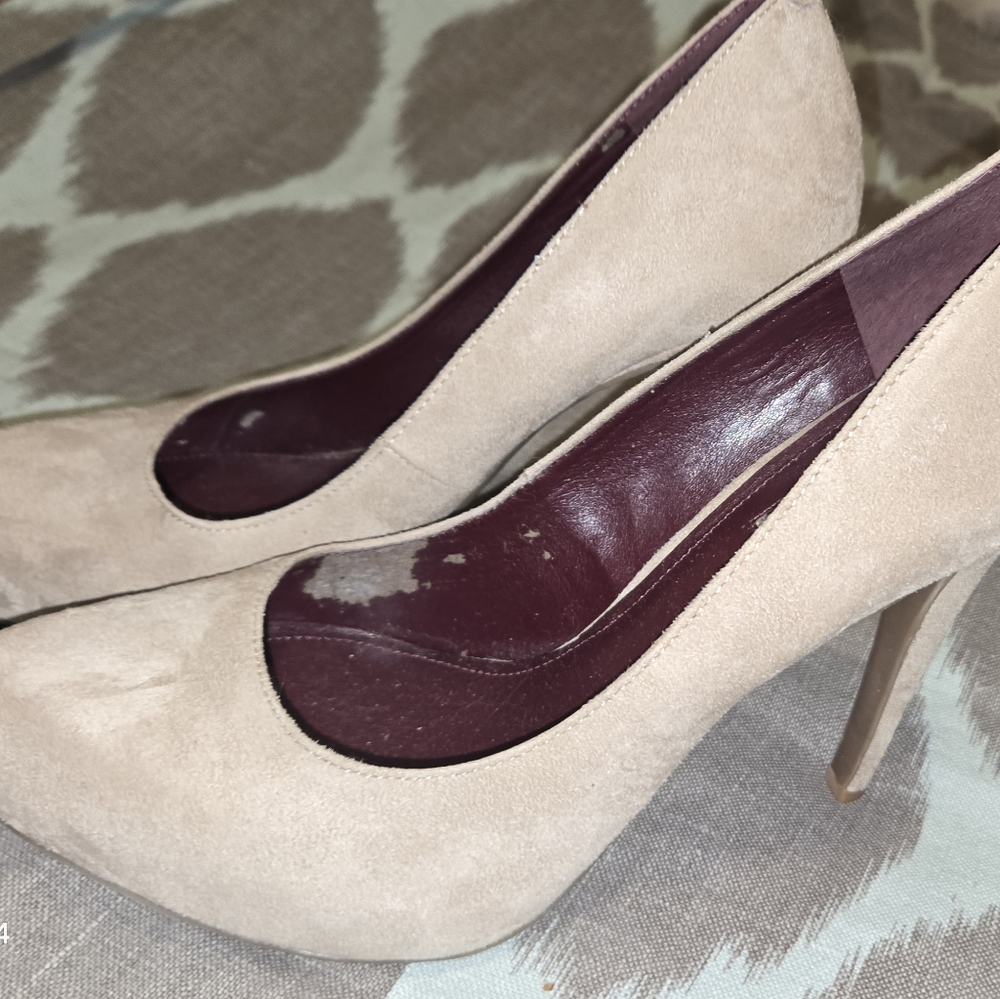 BCBG 8 1/2 Suede Bare Pink Color Great Condition